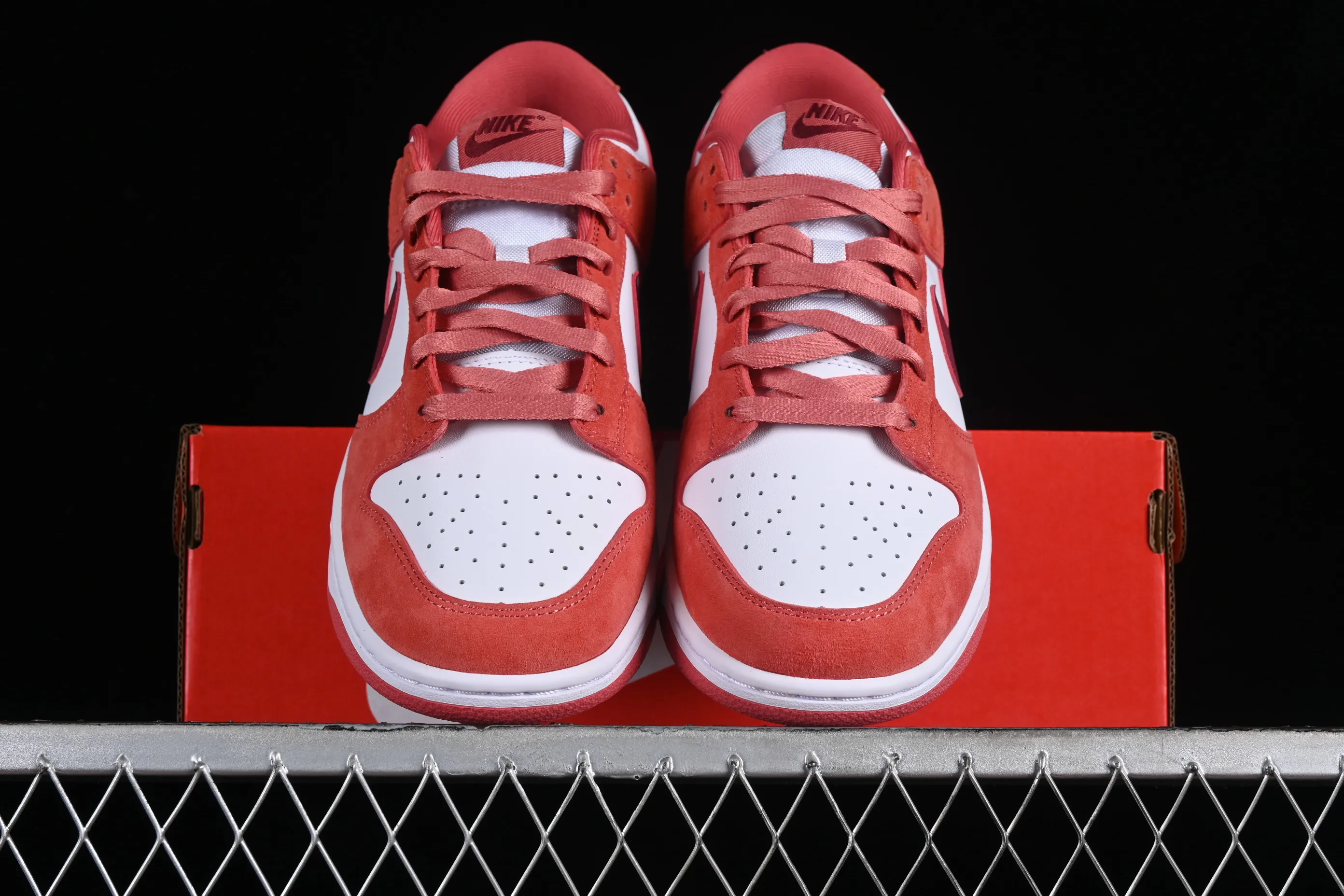 All Categories Nk SB Dunk Series Nk SB Dunk Low Low-top Sneakers Foreign Trade Version Nk SB Dunk Low Retro "Valentine's Day 2024" White Rose Red Valentine's Day SB Low-top Casual Sports Skateboard Shoes FQ7056-100